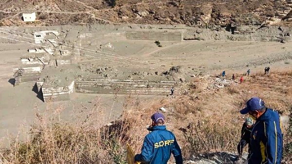 চলছে উদ্ধার কাজ চলছে উদ্ধার কাজ