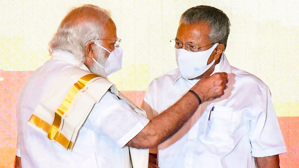 মোদীর পাশেই ছিলেন বিজয়ন