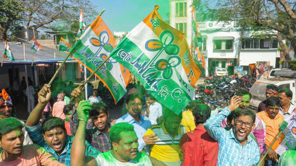 তৃণমূলের ছাত্রনেতাদের জনসংযোগ