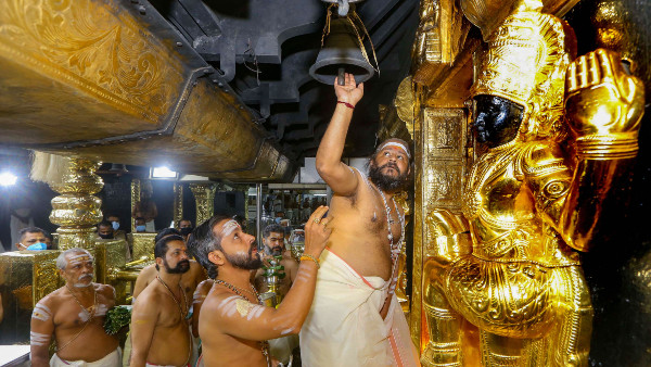 কেরলে সবরীমালা ইস্যু নিয়ে শুরু হয়েছে জোর রাজনৈতিক তরজা কেরলে সবরীমালা ইস্যু নিয়ে শুরু হয়েছে জোর রাজনৈতিক তরজা