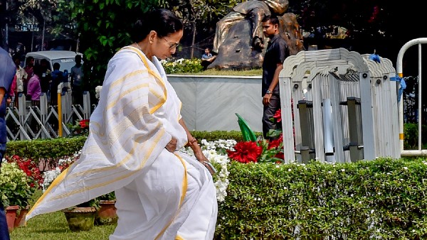 শহিদ মিনারে পুষ্পমাল্য অর্পণ মমতার শহিদ মিনারে পুষ্পমাল্য অর্পণ মমতার