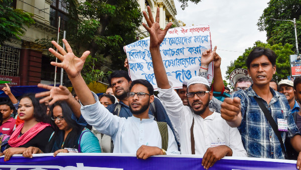মাসিক বেতনের ব্যবস্থার দাবি মাসিক বেতনের ব্যবস্থার দাবি