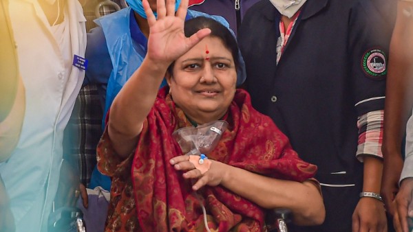 মহাসমারোহে চেন্নাইয়ে স্বাগত জানানো হয় শশীকলাকে মহাসমারোহে চেন্নাইয়ে স্বাগত জানানো হয় শশীকলাকে