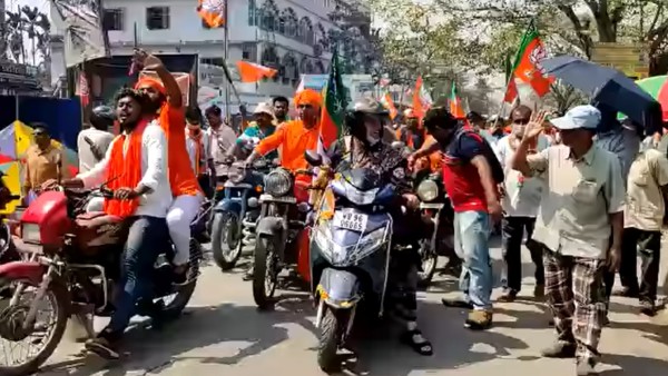 স্কুটার চালালেন স্মৃতি