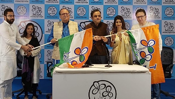 মুখ্যমন্ত্রীর প্রতি আমি কৃতজ্ঞ, তৃণমূলে যোগ দিয়ে জানালেন বর্ষীয়ান অভিনেতা দীপঙ্কর দে মুখ্যমন্ত্রীর প্রতি আমি কৃতজ্ঞ, তৃণমূলে যোগ দিয়ে জানালেন বর্ষীয়ান অভিনেতা দীপঙ্কর দে