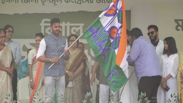 মমতার বিরুদ্ধে পথে নেমেছিলেন সায়নী মমতার বিরুদ্ধে পথে নেমেছিলেন সায়নী