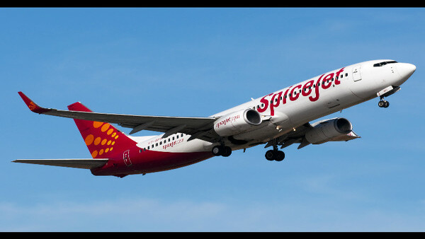 নিয়ন্ত্রণে আনেন কর্মী ও বিমানযাত্রীরা নিয়ন্ত্রণে আনেন কর্মী ও বিমানযাত্রীরা