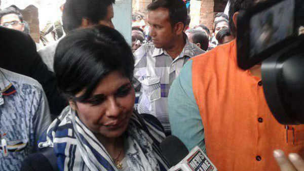 মাঠে পড়ে রয়েছেন ভারতী মাঠে পড়ে রয়েছেন ভারতী