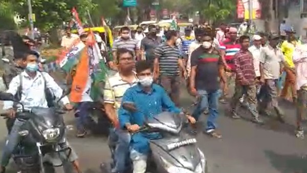 কমিশনকে বুড়ো আঙ্গুল, অবাধে চলছে বাইক মিছিল কমিশনকে বুড়ো আঙ্গুল, অবাধে চলছে বাইক মিছিল
