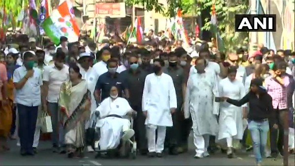 নাটক করছেন মমতা