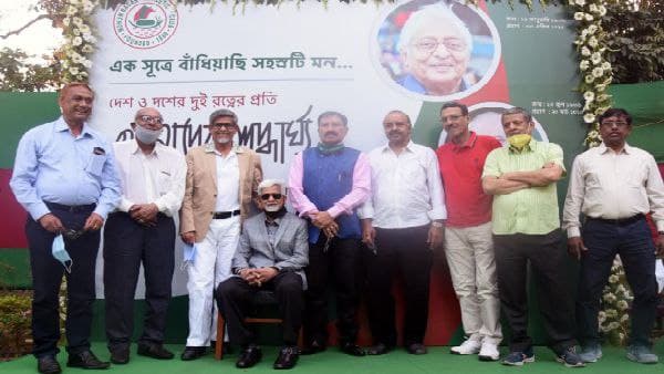 বসন্ত বিকেলে বাগানে চাঁদের হাট