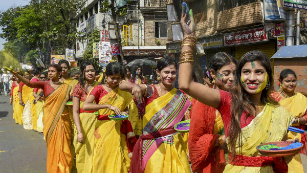 বাড়ির প্রবেশ দ্বারে নিজের নামকে সাজিয়ে তুলুন বাড়ির প্রবেশ দ্বারে নিজের নামকে সাজিয়ে তুলুন