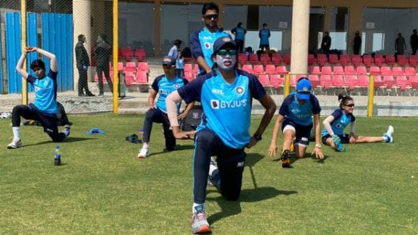 টেস্টে ঝুলন টেস্টে ঝুলন
