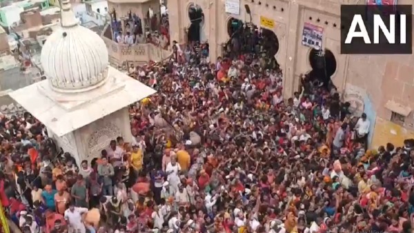 লাড্ডু নিতে জনসমুদ্র মন্দির চত্ত্বরে লাড্ডু নিতে জনসমুদ্র মন্দির চত্ত্বরে