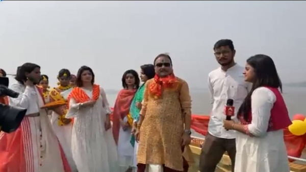 বিজেপির তিন প্রার্থীকে নিয়ে হোলি উৎসব পালন করলেন মদন বিজেপির তিন প্রার্থীকে নিয়ে হোলি উৎসব পালন করলেন মদন