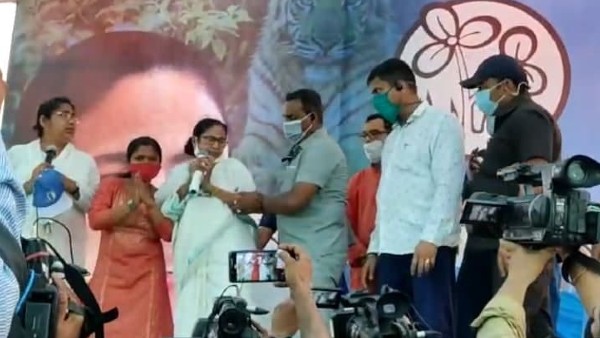 উঠে দাঁড়ালেন মমতা