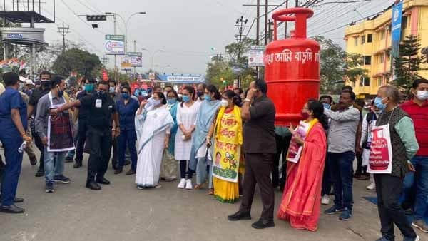 'গুজরাতিতে মোদী বাংলা লিখে আনেন' 'গুজরাতিতে মোদী বাংলা লিখে আনেন'