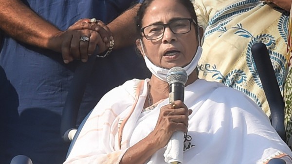 আমার গাড়ির দরজা চেপে দেওয়া হয়, ফের বললেন মমতা