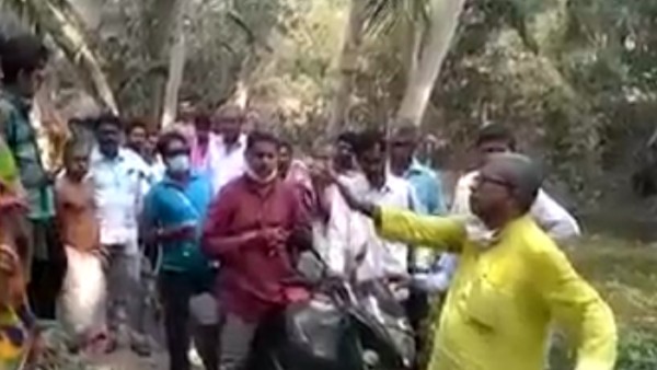 দলীয় কর্মীকে চড়