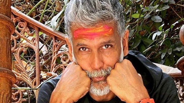 কোয়ারেন্টাইনে স্ত্রীর সঙ্গে হোলি খেললেন মিলিন্দ, উপহার পেলেন মরশুমের প্রথম আম কোয়ারেন্টাইনে স্ত্রীর সঙ্গে হোলি খেললেন মিলিন্দ, উপহার পেলেন মরশুমের প্রথম আম