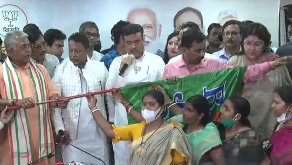 তিন মহিলাকে প্রথমে বিজেপির পতাকা তিন মহিলাকে প্রথমে বিজেপির পতাকা