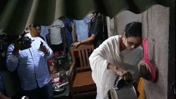  চা তৈরি করলেন মমতা