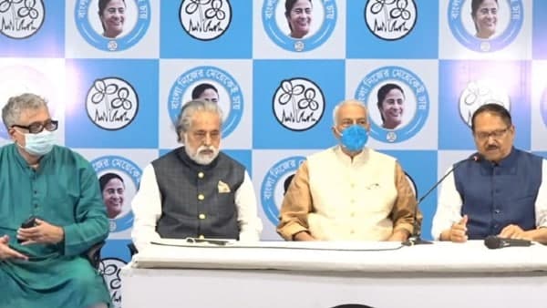 যশবন্ত সিনহাকে দলে স্বাগত জানা সুদীপ-ডেরেকরা যশবন্ত সিনহাকে দলে স্বাগত জানা সুদীপ-ডেরেকরা