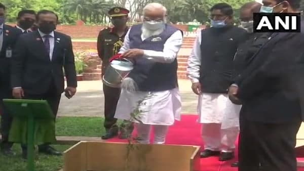 শেখ হাসিনার সঙ্গে কয়েক মিনিট কথাবার্তা হয় মোদীর