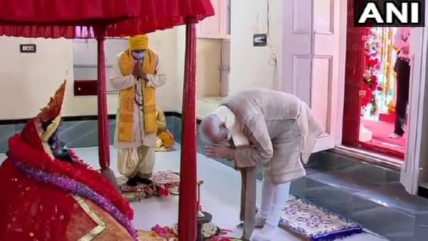 যশোরেশ্বরী মন্দিরে গিয়ে পুজো দেন প্রধানমন্ত্রী নরেন্দ্র মোদী