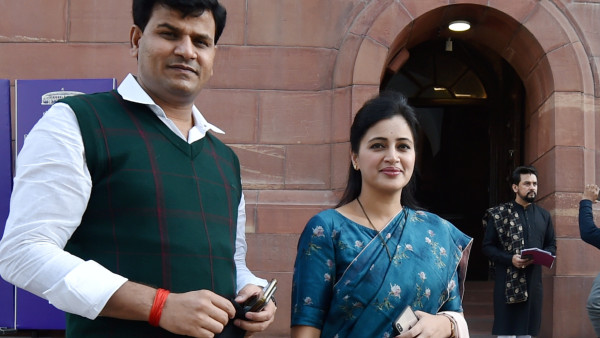 নবনীতকে হুমকির চিঠি শিবসেনার নবনীতকে হুমকির চিঠি শিবসেনার