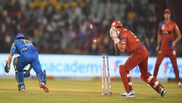 শুরু থেকেই ব্যাটিং বিপর্যয়