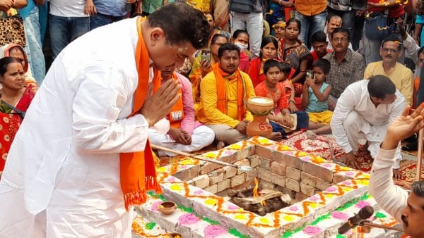 পুজো দিয়ে মনোনয়ন