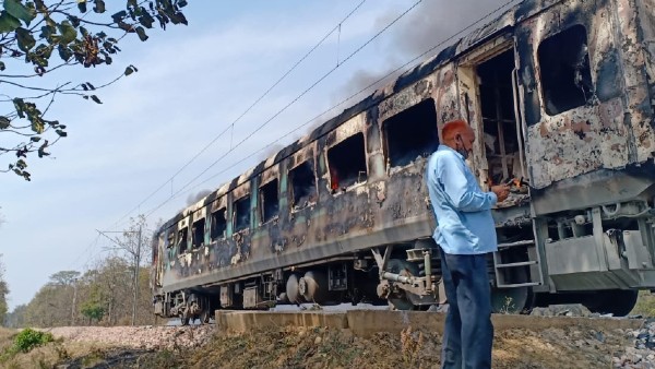  ট্রেনে ভয়াবহ অগ্নিকাণ্ড
