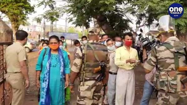 ঝাড়গ্রামে স্বতোঃস্ফূর্ত ভোট