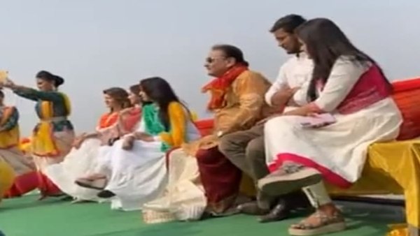 বিজেপির তিন প্রার্থীকে নিয়ে হোলি উৎসব পালন করলেন মদন বিজেপির তিন প্রার্থীকে নিয়ে হোলি উৎসব পালন করলেন মদন