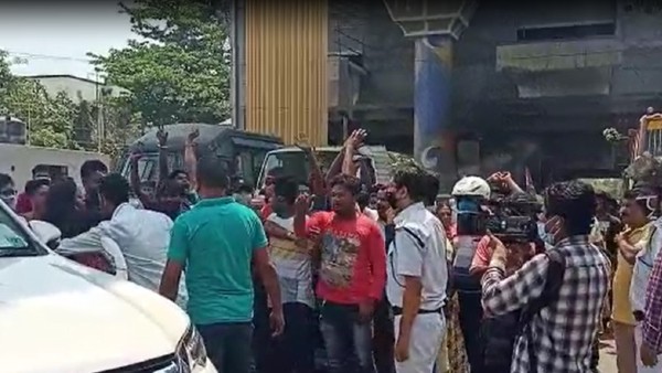 দুই প্রার্থীকে ঘিরে বিক্ষোভের অদ্যাবধি পরে রাস্তা অবরোধ 