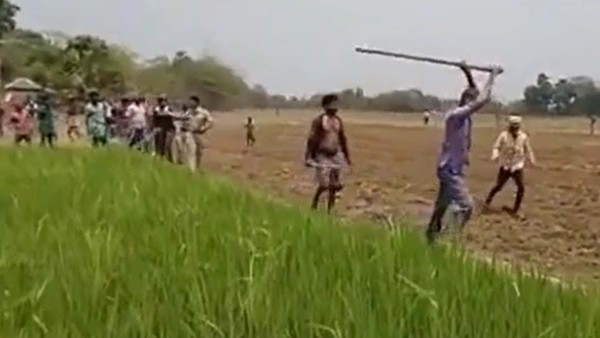 বাঁশ নিয়ে তাড়া, চ্যালা কাঠ দিয়ে মার প্রার্থীকে বাঁশ নিয়ে তাড়া, চ্যালা কাঠ দিয়ে মার প্রার্থীকে