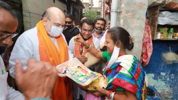 ভবানীপুরে সংকল্প পত্র বিলি শাহের