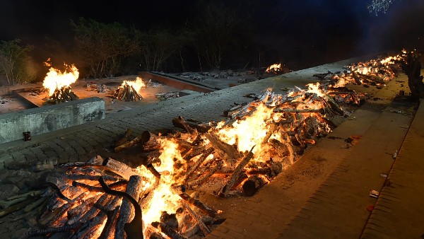 দিল্লির সব শ্মশানে মৃতদেহের ভিড় দিল্লির সব শ্মশানে মৃতদেহের ভিড়