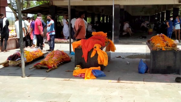 শ্মশানঘাটে কোভিড রোগীর দেহ শ্মশানঘাটে কোভিড রোগীর দেহ