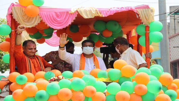 মমতা বন্দ্যোপাধ্যায়কে নিশানা মমতা বন্দ্যোপাধ্যায়কে নিশানা