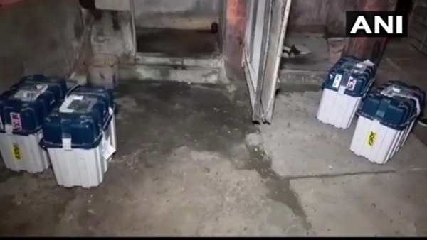 গভীর রাতে তৃণমূল নেতার বাড়িতে ইভিএম-ভিভিপ্যাট গভীর রাতে তৃণমূল নেতার বাড়িতে ইভিএম-ভিভিপ্যাট