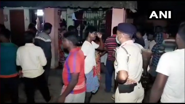 খবর পেতেই বাড়ি ঘেরাও