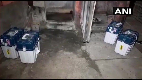 তৃণমূল নেতার বাড়িতে ইভিএম