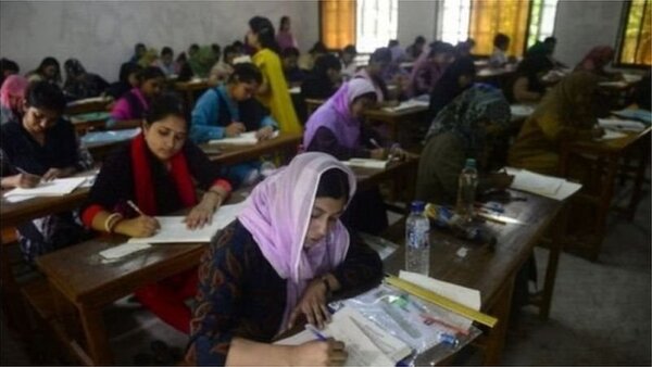 শনিবার পরীক্ষা পিছনোর নোটিশ দেওয়া হয়েছিল শনিবার পরীক্ষা পিছনোর নোটিশ দেওয়া হয়েছিল