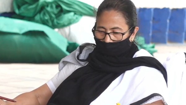 গান্ধী মূর্তির পাদদেশে ধরনায় বসেছিলেন মমতা