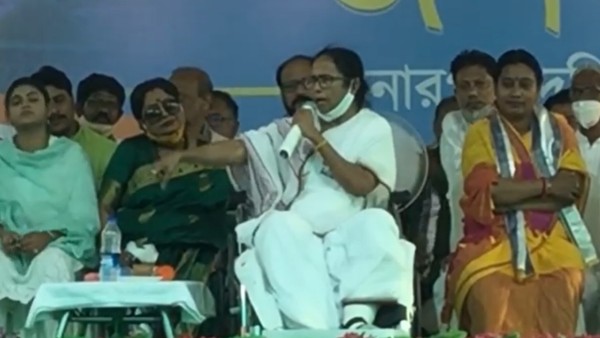 ওয়েইসিকে বারবার নিশানা করেছেন তৃণমূল সুপ্রিমো ওয়েইসিকে বারবার নিশানা করেছেন তৃণমূল সুপ্রিমো