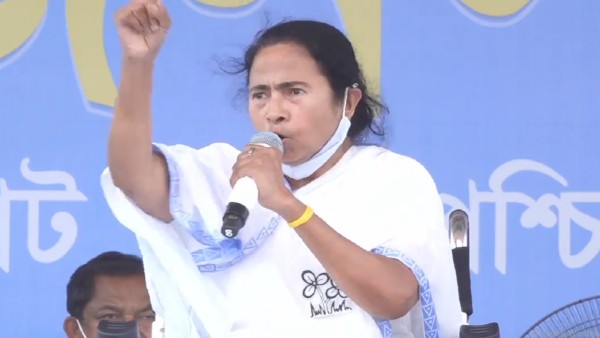 মমতার প্রচারে কমিশনের নিষেধাজ্ঞা