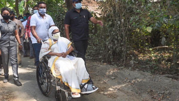 মিষ্টিতেও ভোটের উত্তাপ লেগেছে হাওড়ায় মিষ্টিতেও ভোটের উত্তাপ লেগেছে হাওড়ায়