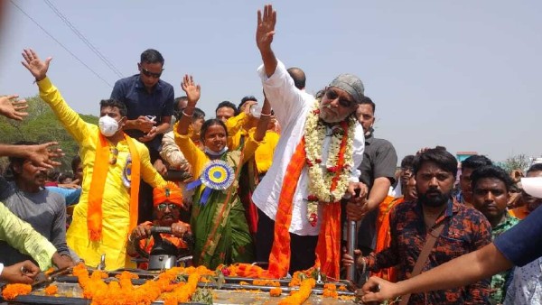 মিঠুনের মোকাবিলায় অস্ত্র মিঠুনের মোকাবিলায় অস্ত্র